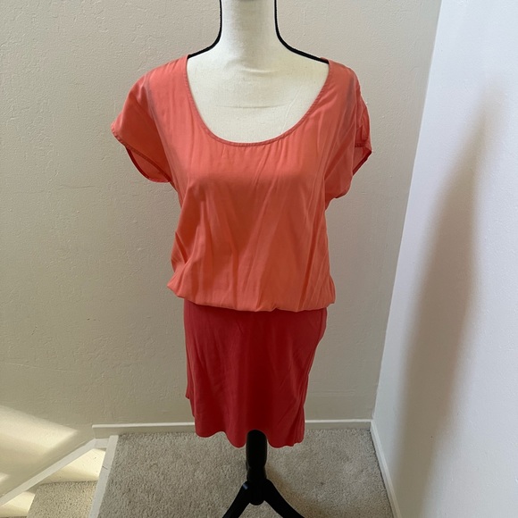 Large dress. Elastic waist. - Picture 1 of 2